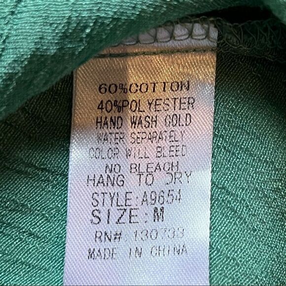 Beautiful Umgee Boho long sleeve blouse with yarn, Medium green and cream V neck - Picture 7 of 7